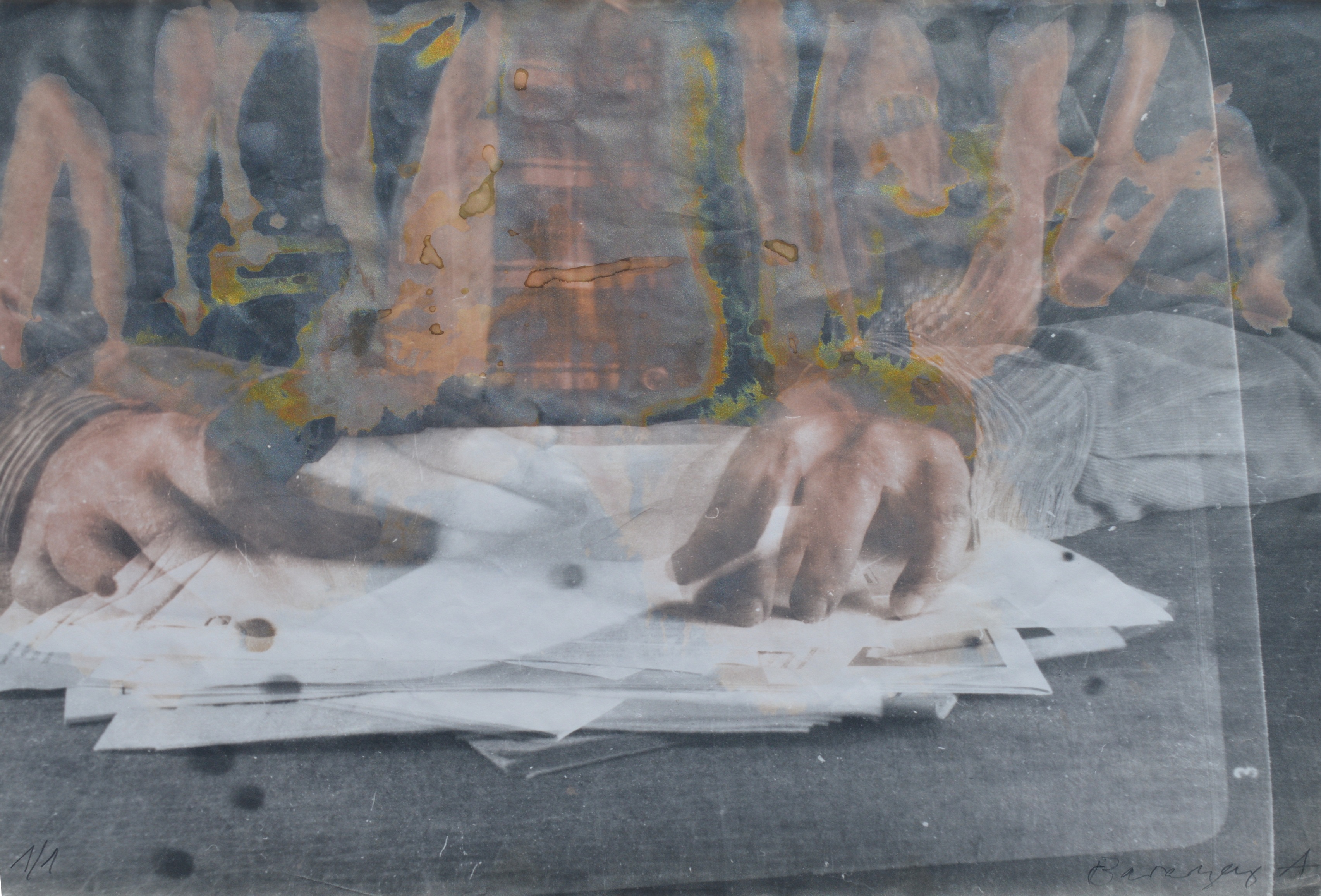 Baranyay András: Önarckép papírlapokkal, 1973 körül, ezüstzselatin nagyítás, dokubrom papír, 26 × 39,5 cm, MissionArt Galéria / HUNGART © 2023